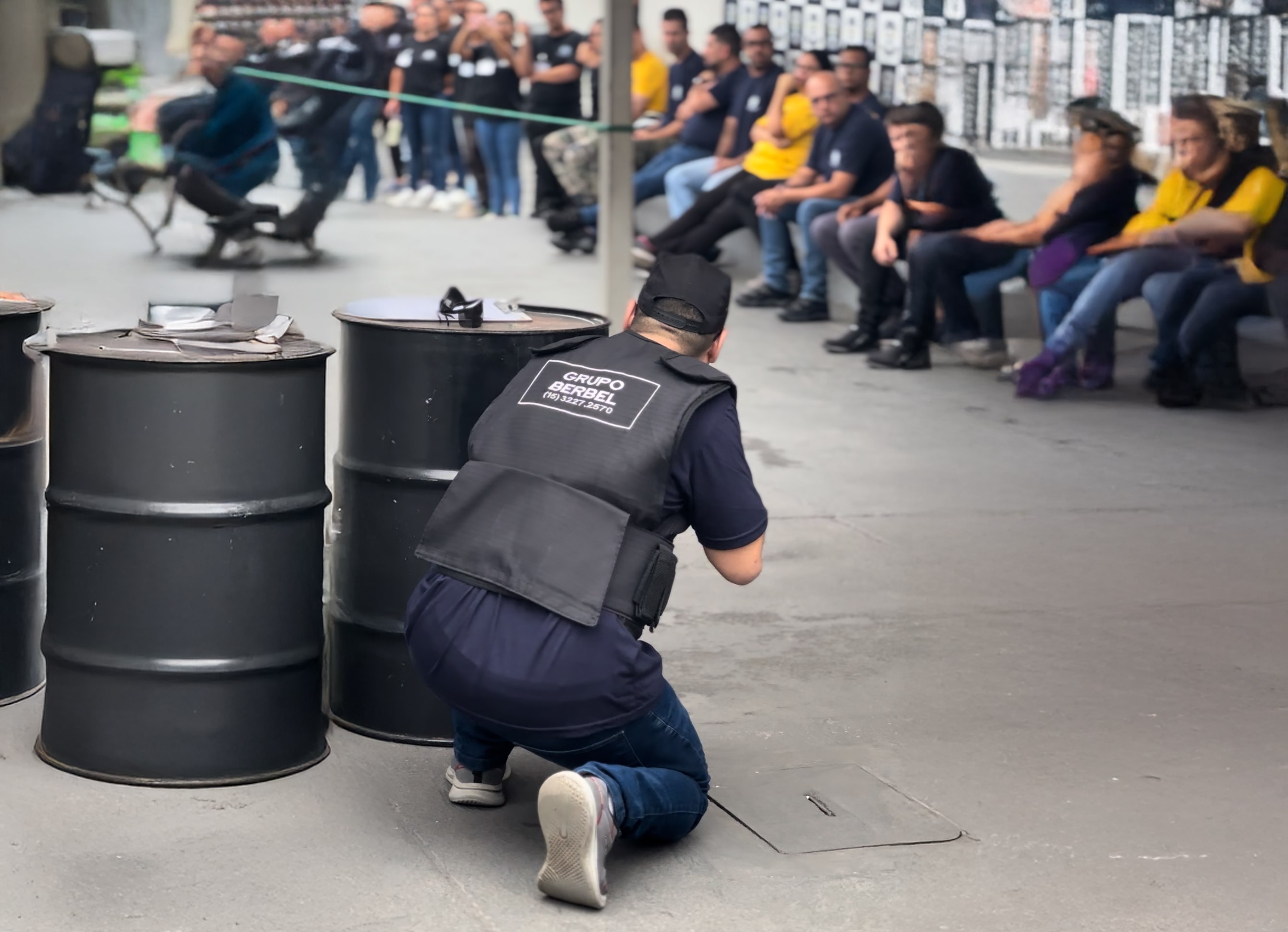 Instrutor do Grupo Berbel conduzindo simulação prática diante da turma