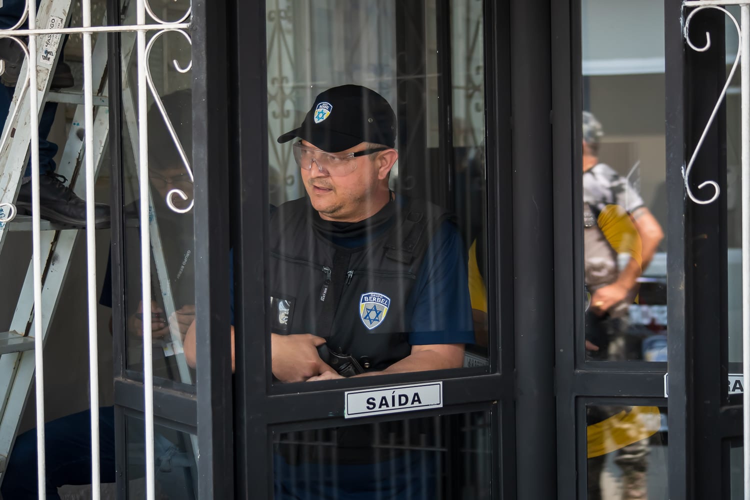 Aluno em simulação de controle de acesso usando uniforme do Grupo Berbel