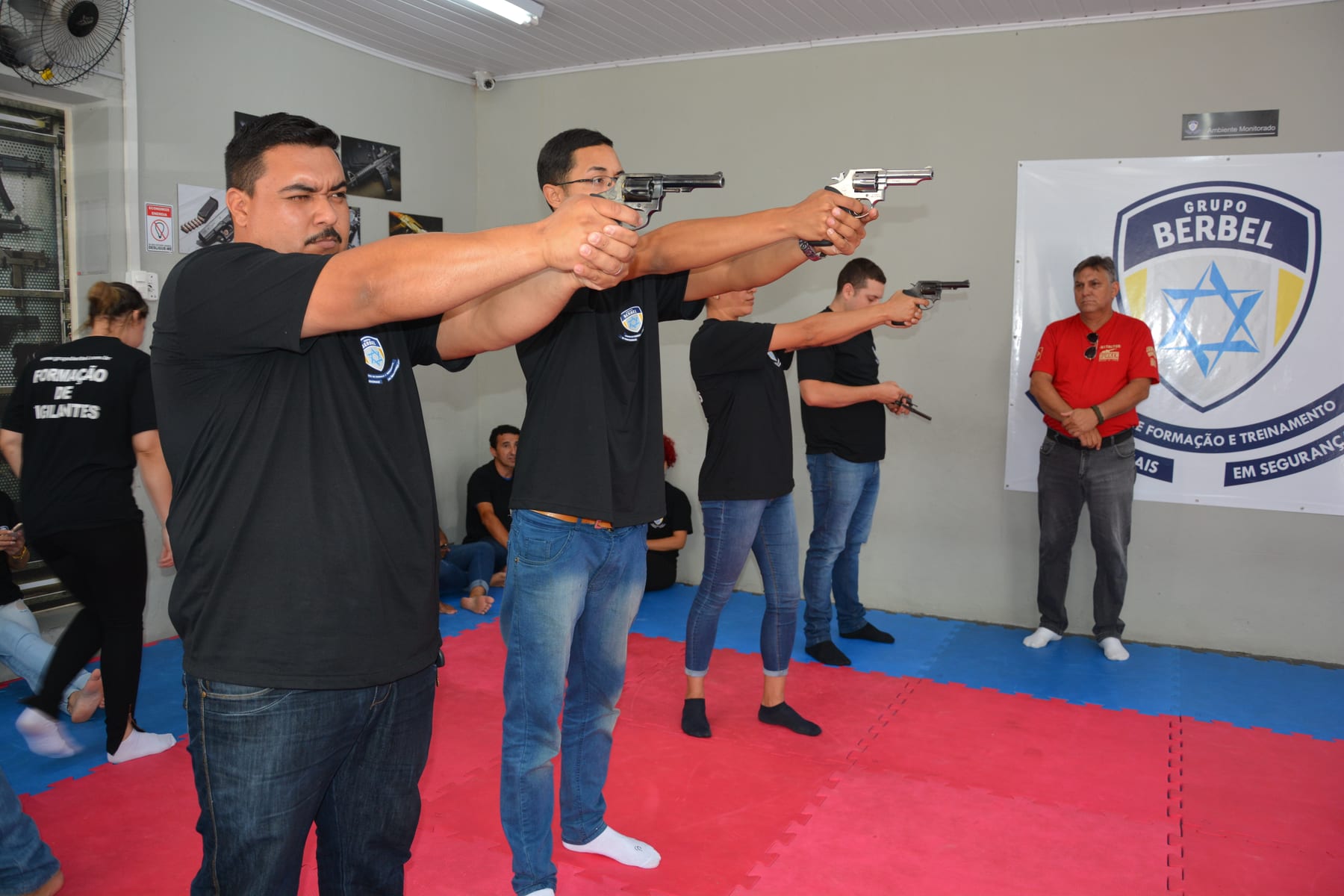 Instrutor acompanhando exercício de técnica de defesa no Centro de Formação